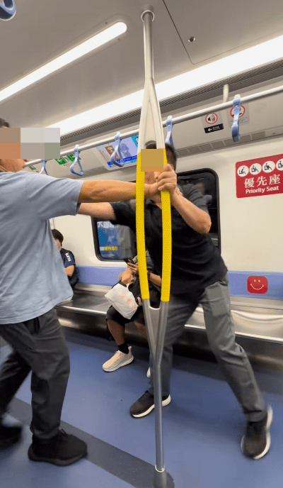 雙方在車廂內猛烈纏鬥。 雙方在車廂內猛烈纏鬥。