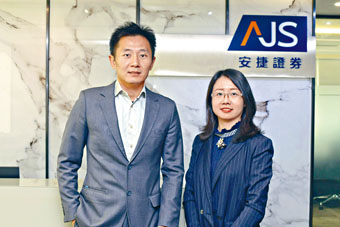 安捷證券董事總經理兼研究部主管劉一賀(左)及安捷證券副總裁兼股票研究部分析師宋木(右)。
