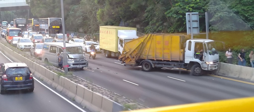 龍翔道東行往觀塘方向近天馬苑對開發生兩車相撞意外,涉及客貨車及垃圾車。網上圖片 龍翔道東行往觀塘方向近天馬苑對開發生兩車相撞意外,涉及客貨車及垃圾車。網上圖片