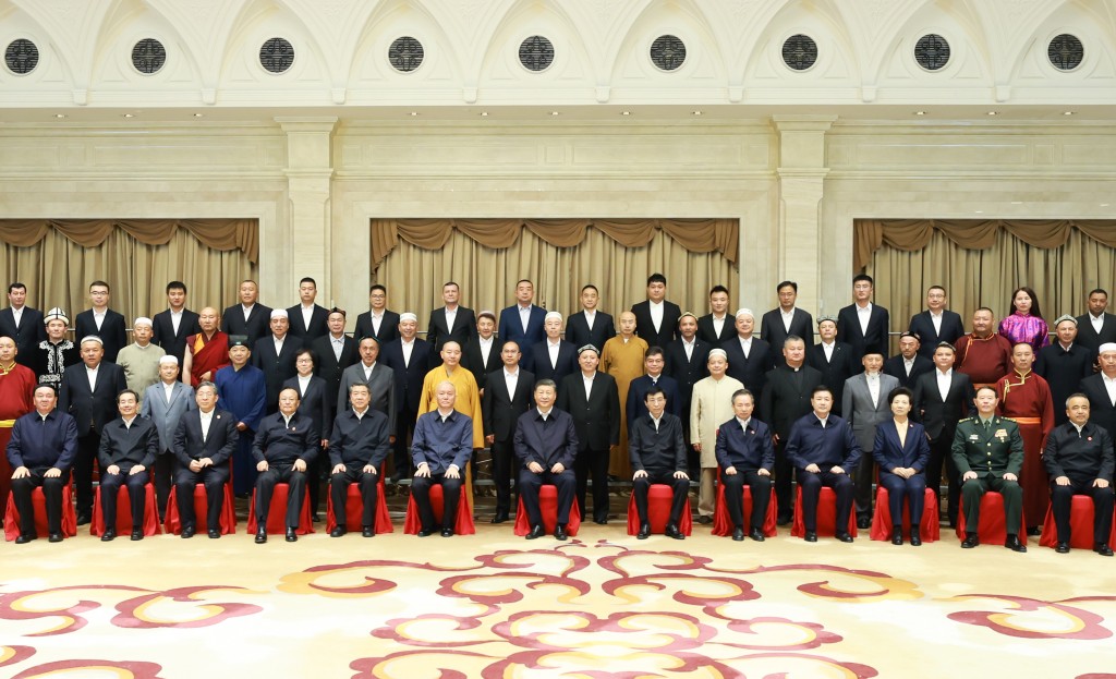 習近平在烏魯木齊接見新疆維吾爾自治區宗教界愛國人士和基層宗教工作幹部代表，並同大家合影留念。 新華社