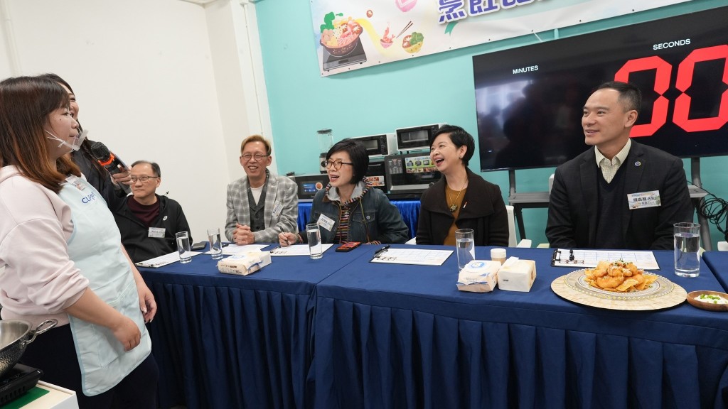 何永賢訪攸壆路簡約公屋任廚藝賽評判 讚揚鄰里情濃厚｜Kelly Online