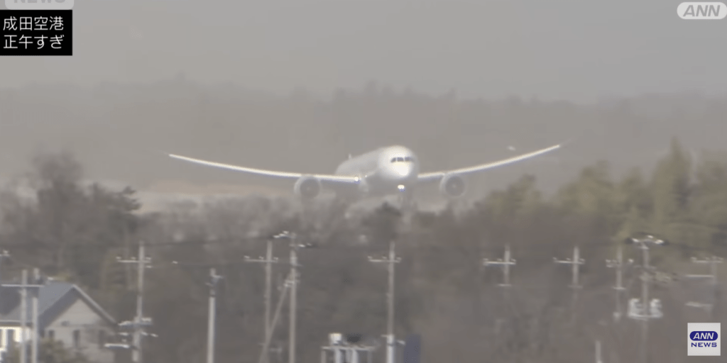 其中一架客機機輪幾乎已觸碰到地面，但在最後一刻因風勢不穩，機師果斷決定放棄降落（Go-around），隨即拉起機頭重回空中。ANNnews畫面截圖