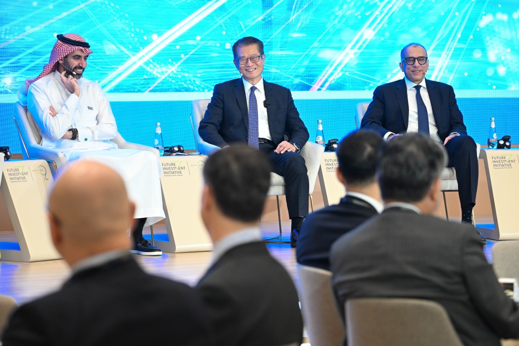 陳茂波(中)出席未來投資倡議大會,並參與由滙豐舉辦的早餐會。政府新聞處 陳茂波(中)出席未來投資倡議大會,並參與由滙豐舉辦的早餐會。政府新聞處