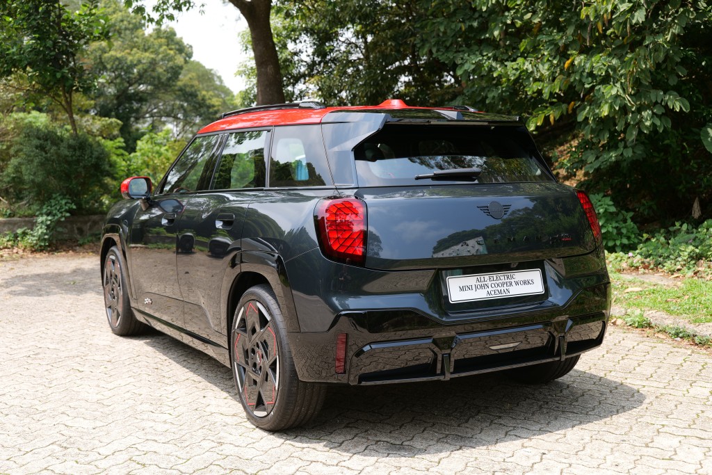MINI JCW Aceman E (J05)性能版19吋輪圈改用JCW Strive Spoke 2-tone款式。