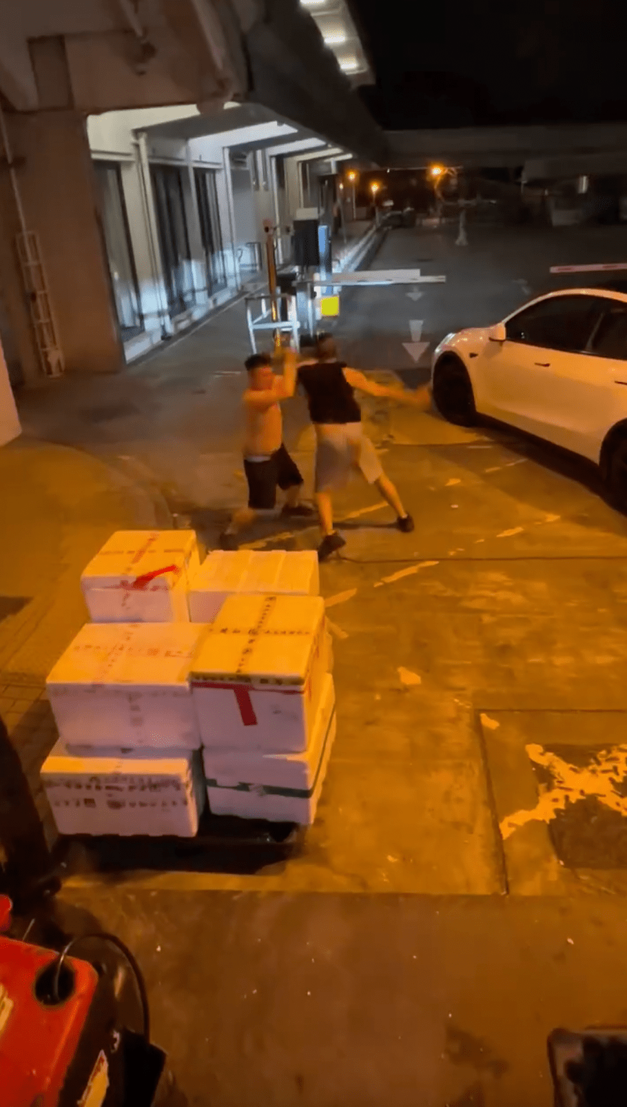 中年漢一度佔上風,不斷揮拳並將對方上衣扯下。 中年漢一度佔上風,不斷揮拳並將對方上衣扯下。