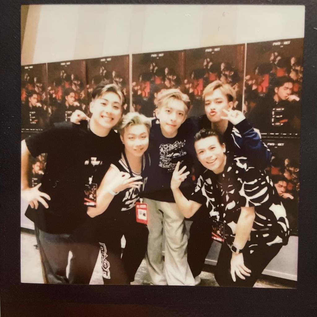 麥兆恒(左一)與《全民造星II》陳潔靈 Team B 戰友合照。 麥兆恒(左一)與《全民造星II》陳潔靈 Team B 戰友合照。