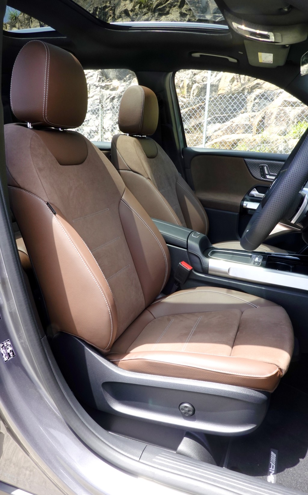 平治改良新版GLB250 4Matic七座位SUV，人造皮夾微纖維物料座椅備有電控調校及駕駛席記憶功能。
