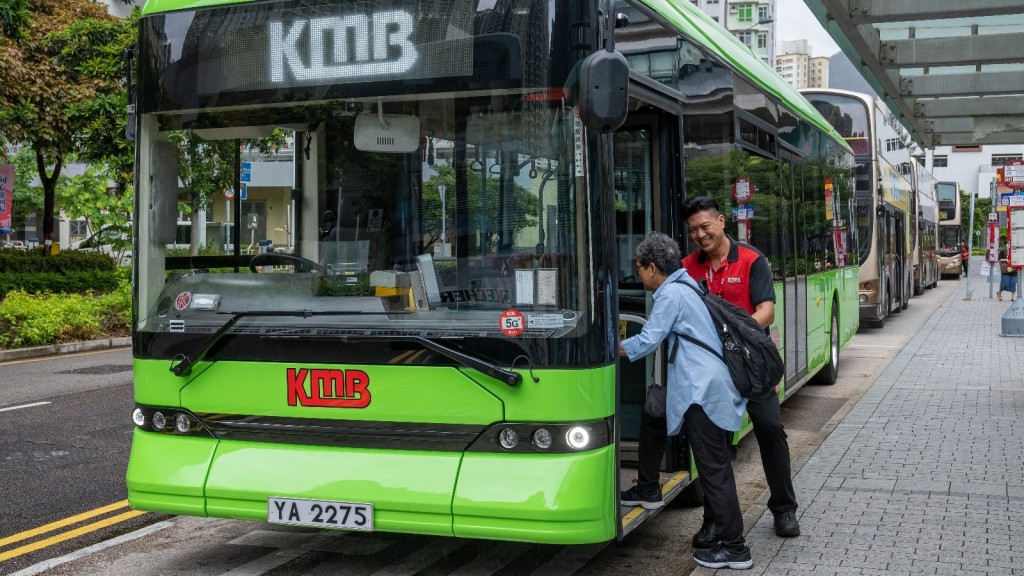 長者日當天,九巴及龍運巴士會為65歲或以上長者提供免費乘搭優惠。 長者日當天,九巴及龍運巴士會為65歲或以上長者提供免費乘搭優惠。