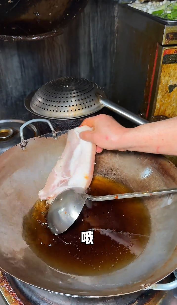 成都天价回锅肉惹网民关于智商税的激辩。