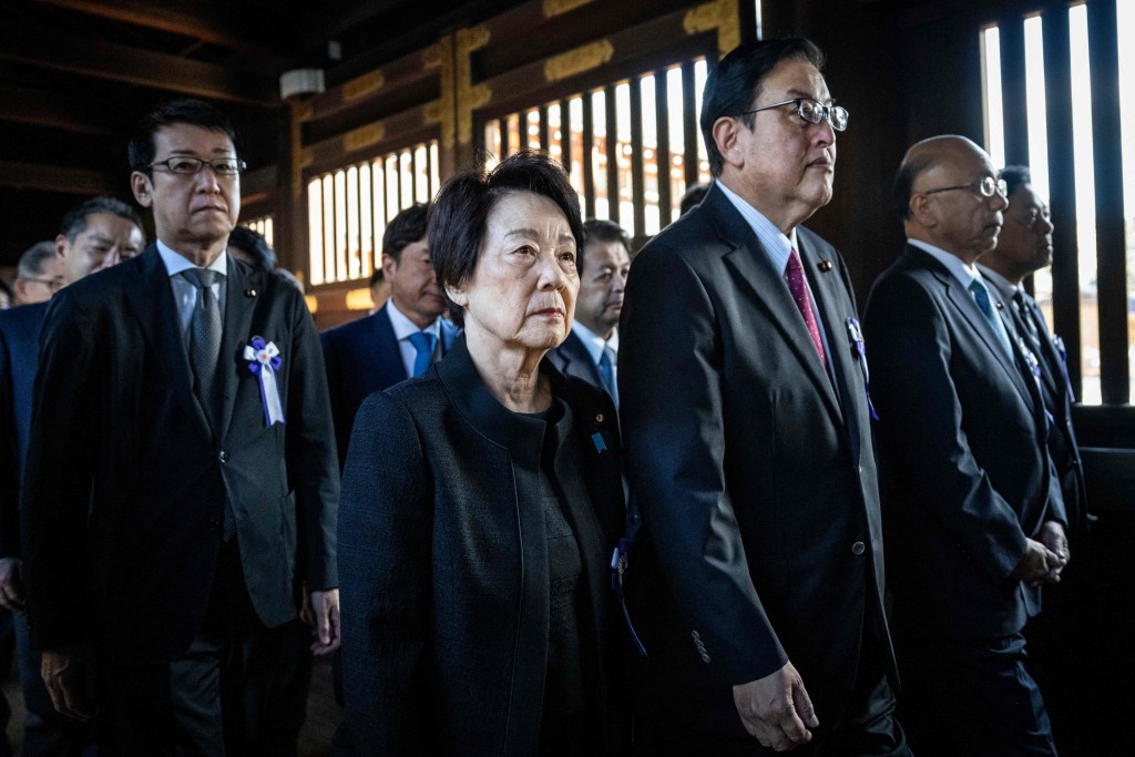 一群國會議員前往參拜靖國神社。法新社