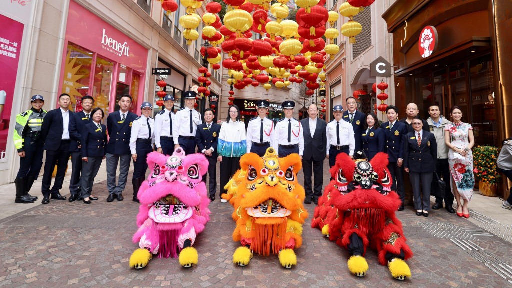 港島警方初七人日向市民派紀念品 推廣道路安全 醒獅財神賀新春