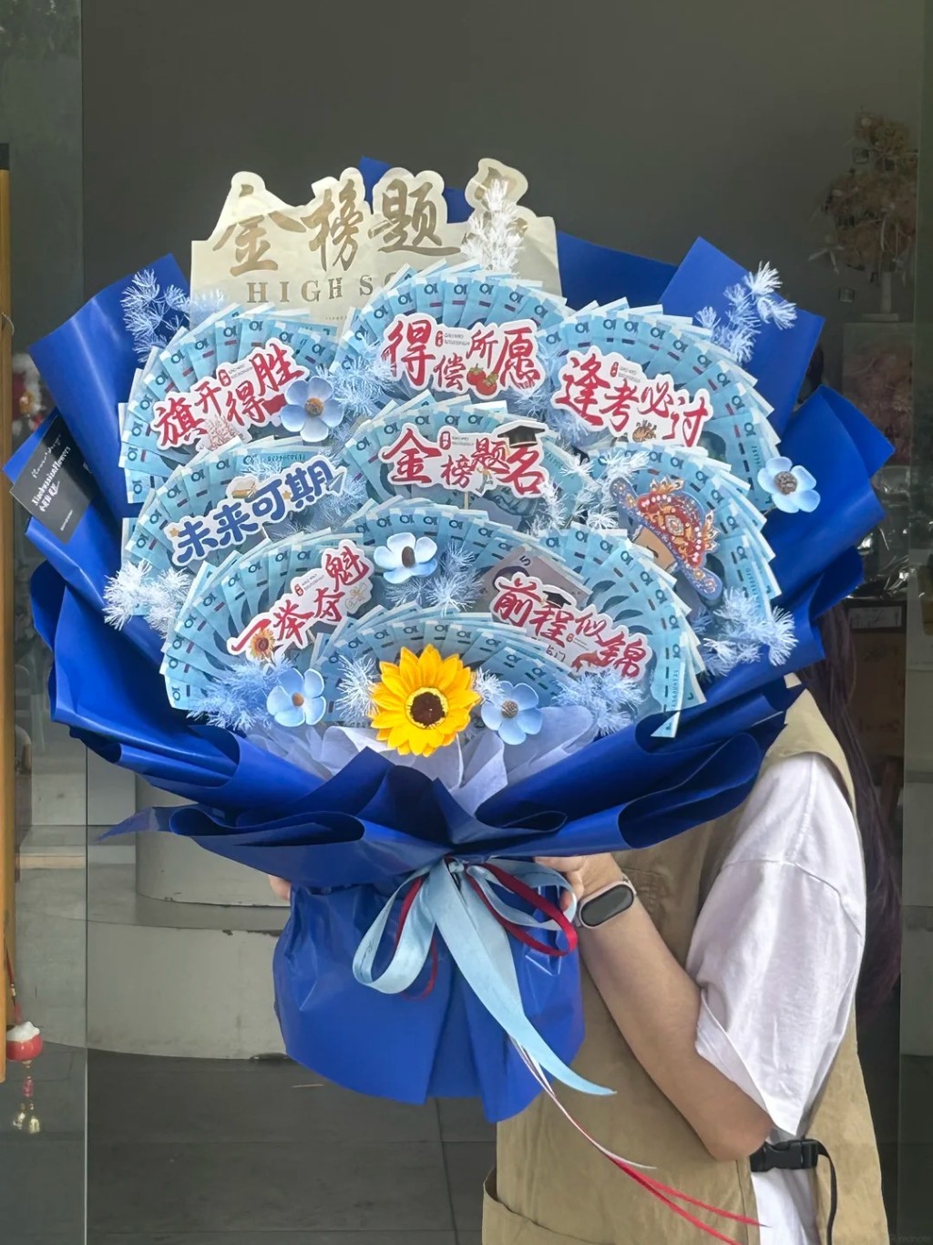高考催生由住宿、文创到教培等各类商机，规模料达¥320亿。小红书@好运降林