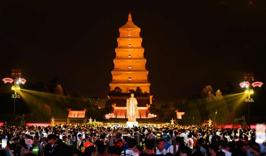 游客在西安大雁塔下游览。 新华社