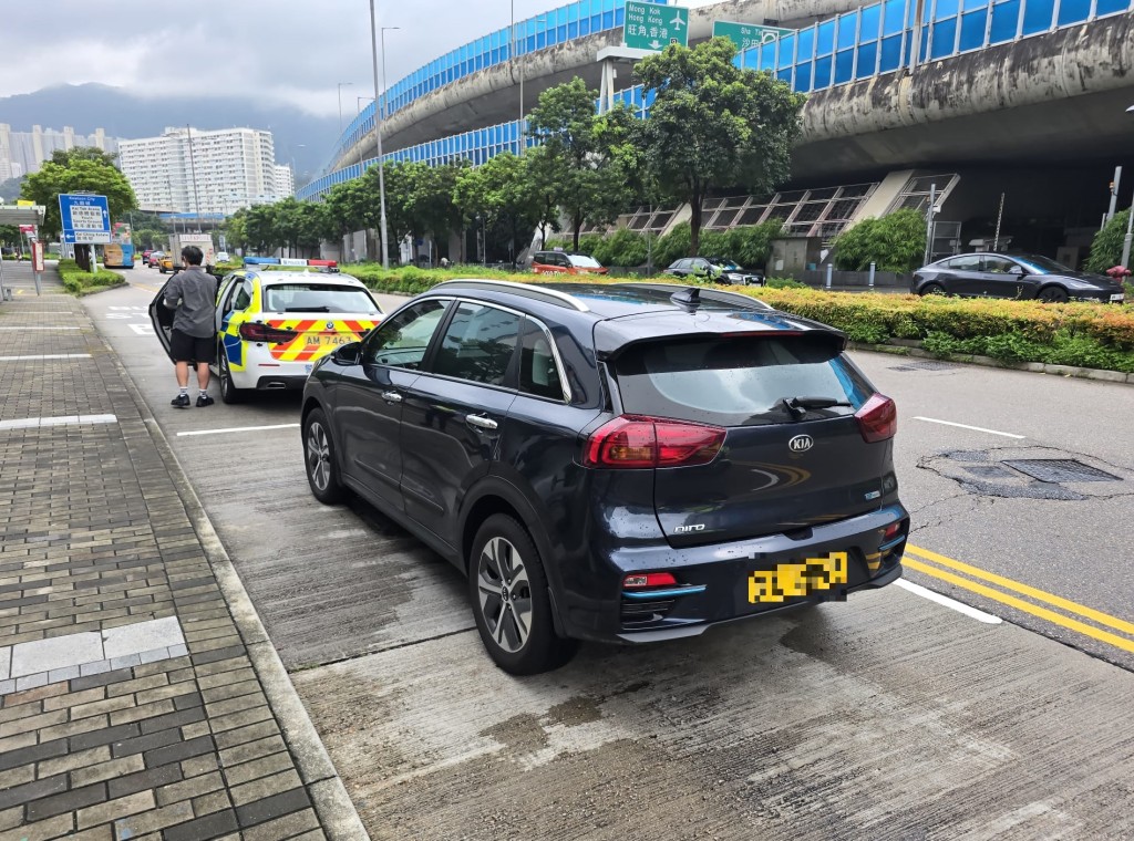警方截获两辆怀疑涉及非法载客取酬的私家车。 警方截获两辆怀疑涉及非法载客取酬的私家车。