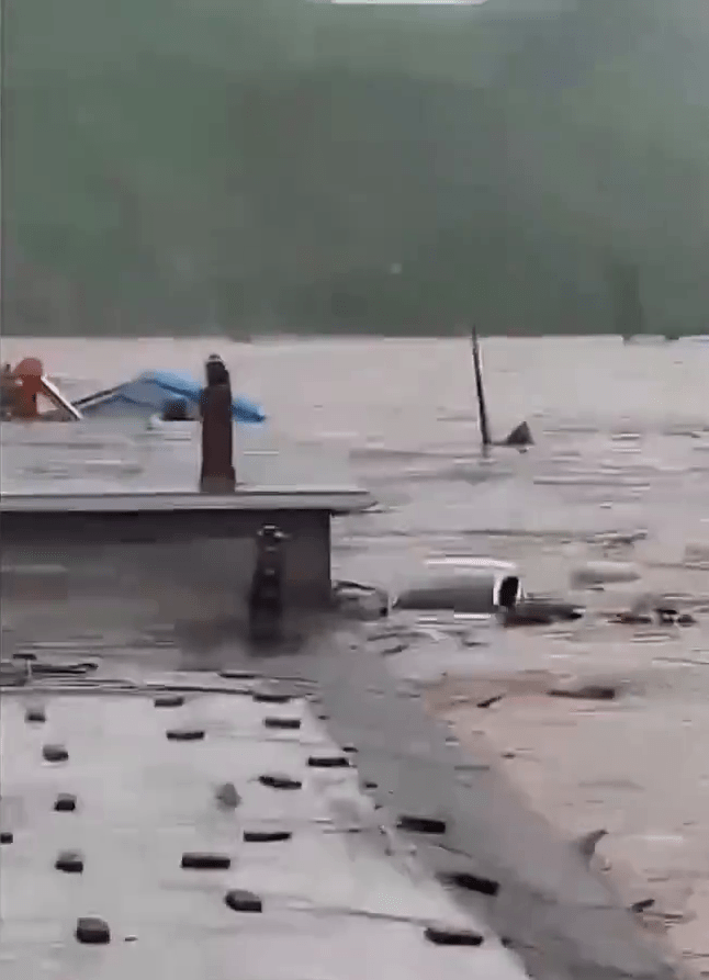 遼寧葫蘆島市暴雨成災，房屋被水淹，汽車被沖走。