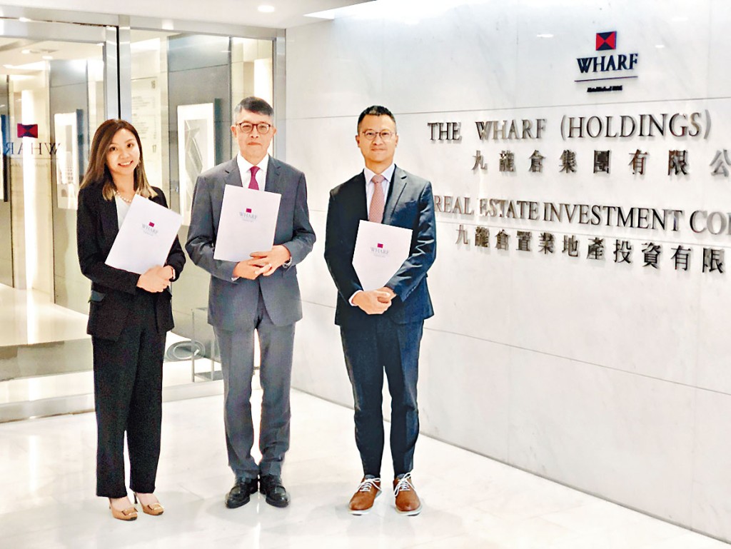 吳天海(中)表示，九倉未來仍會留意內房投資機會，但不會急於一時。