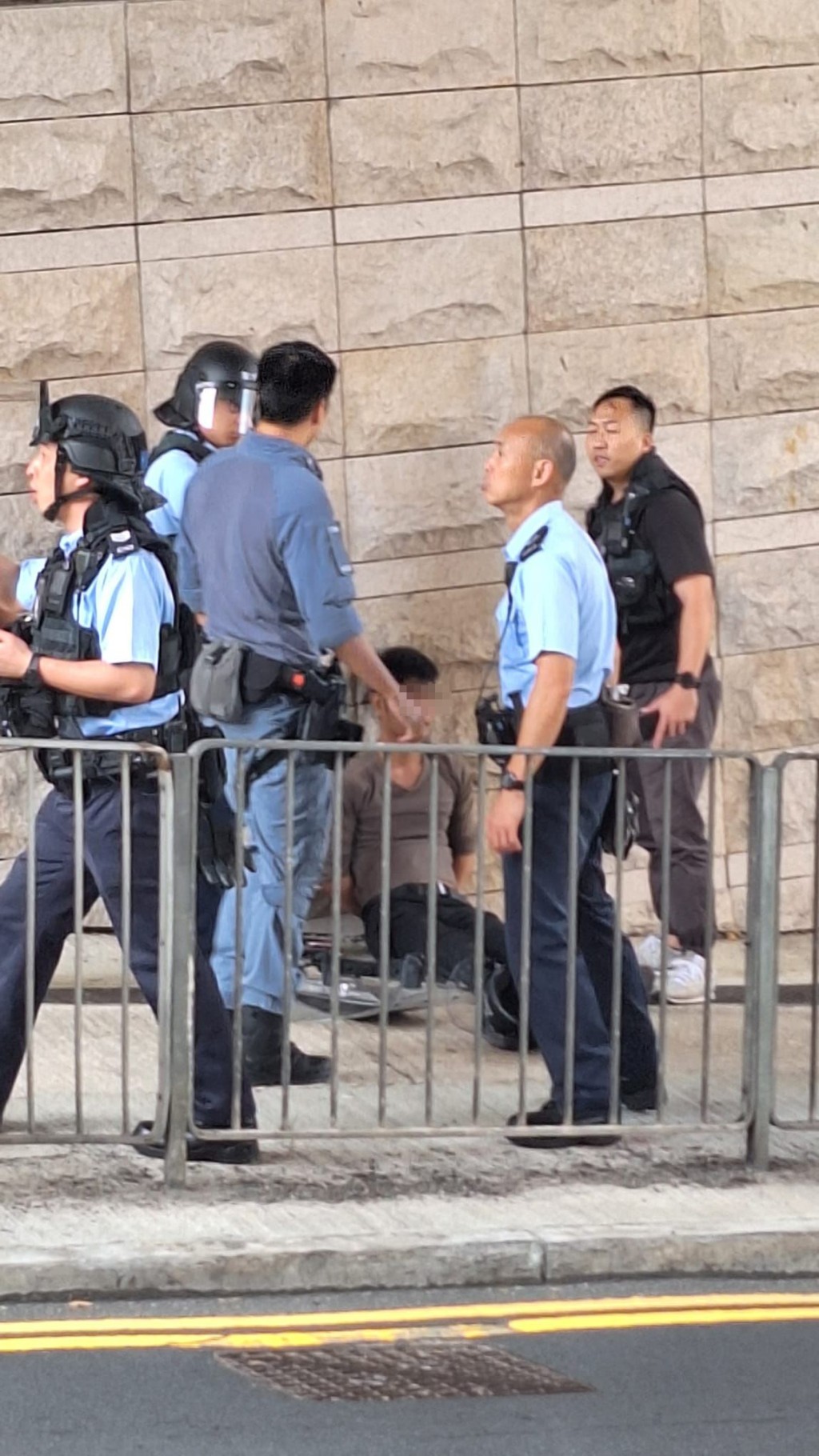 疑犯被制服拘捕。街坊提供 疑犯被制服拘捕。街坊提供