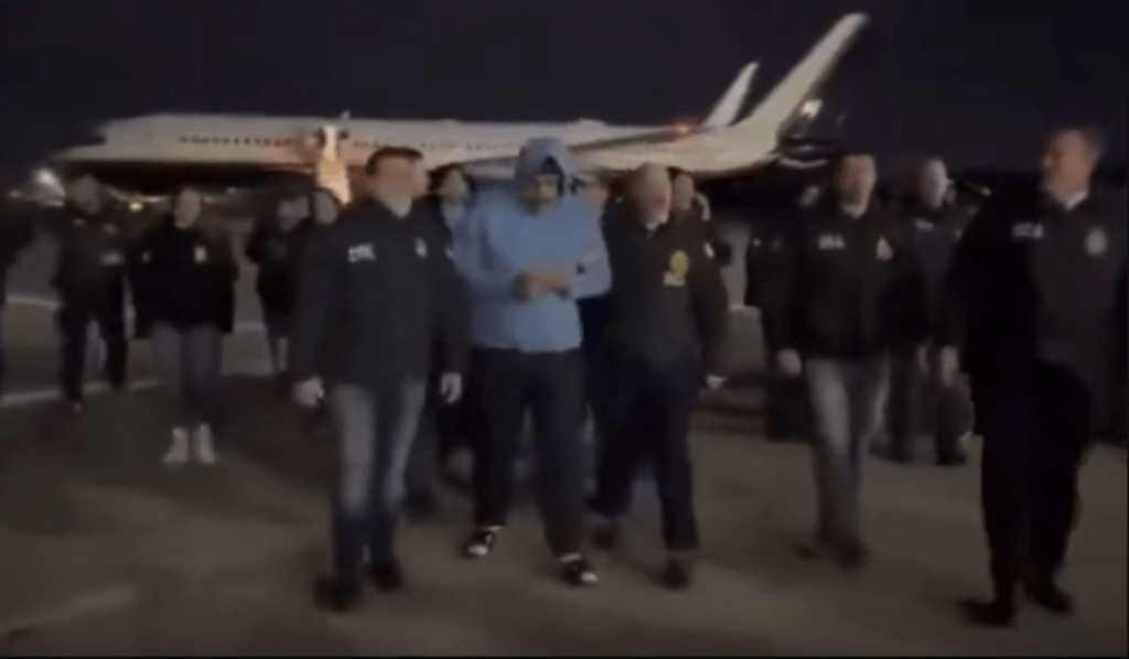 美國緝毒署人員將馬杜羅押抵紐約。Ｘ