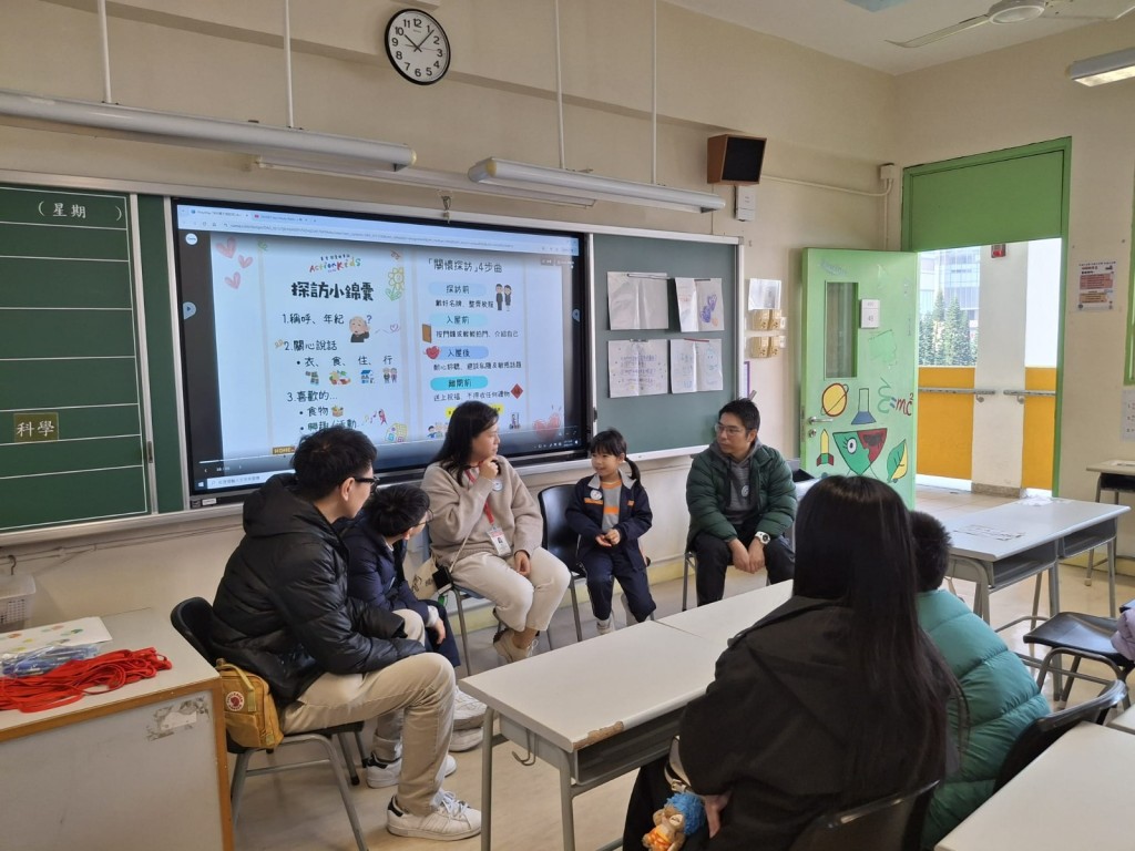 計劃初期，各校「關愛小隊」接受家福會社工訓練，學習與長者溝通的技巧、了解其身心需求以及探訪注意事項。