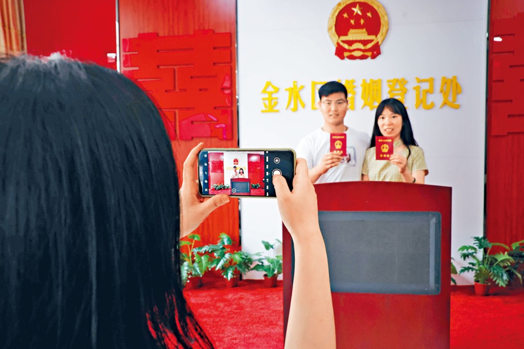 ■很多青年表示希望在今日註冊結婚。