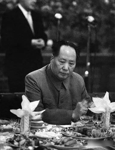 毛澤東簽名的國宴菜單以215萬港元拍賣出。央廣軍事