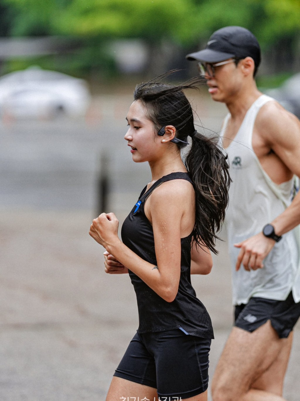 柳智媛在11日参加“2026 SEOUL RACE”半程马拉松比赛时，竟在距离终点仅剩约500米（跑到20.6公里处）的地方突然倒地不治。