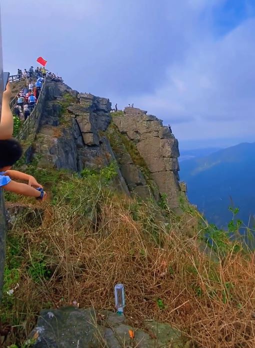 東莞有男子不顧危險在懸崖邊「練功」 ，惹來批評。抖音