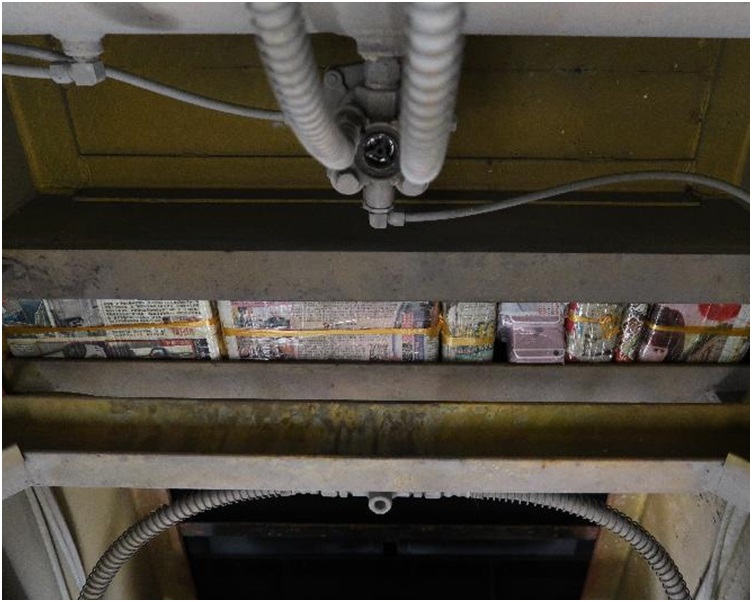 海關在貨櫃車底檢獲走私智能電話。圖:政府新聞處 