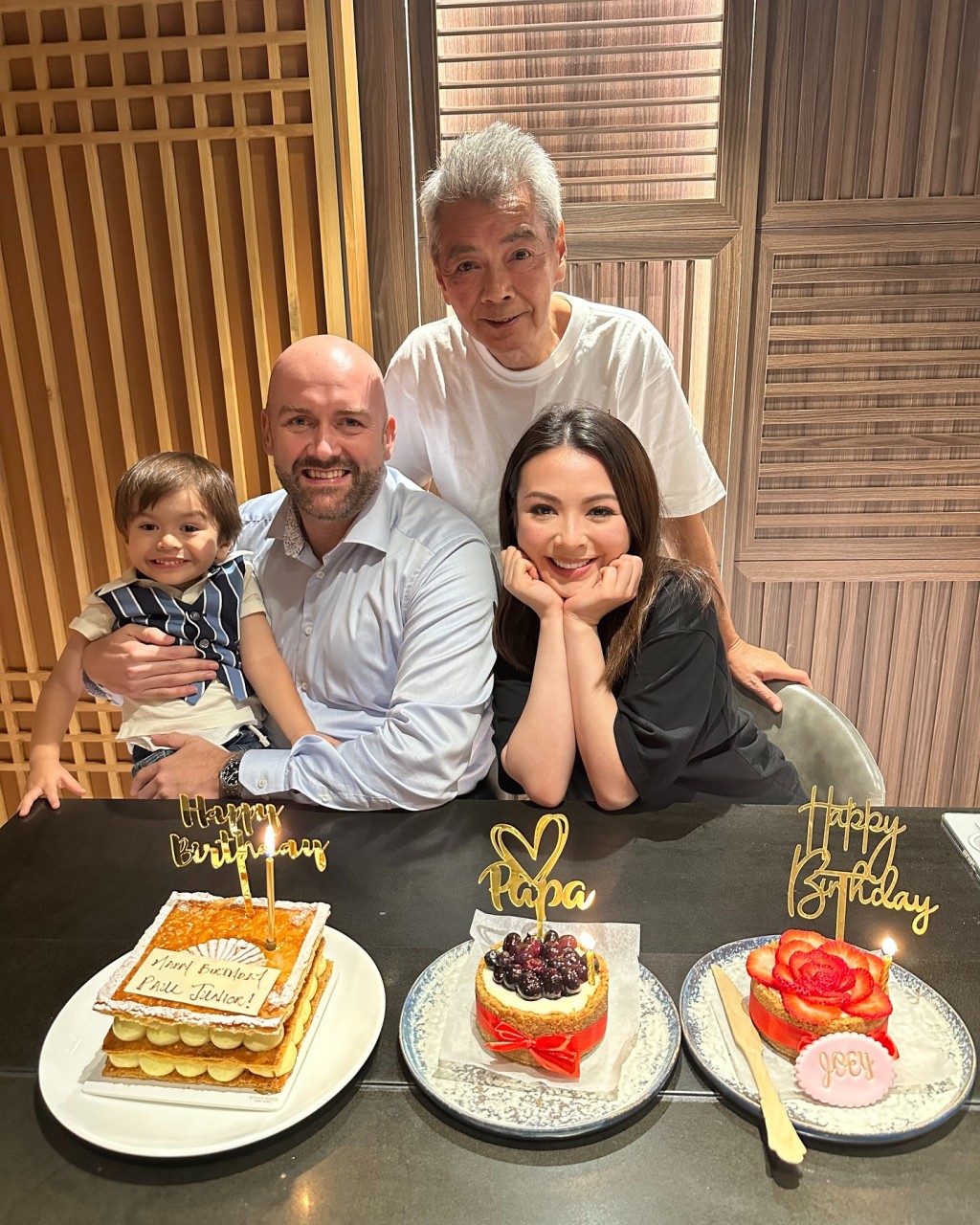 JW的家姐Cindy Wong貼出生日照，JW與爸爸及姐夫一同慶生。