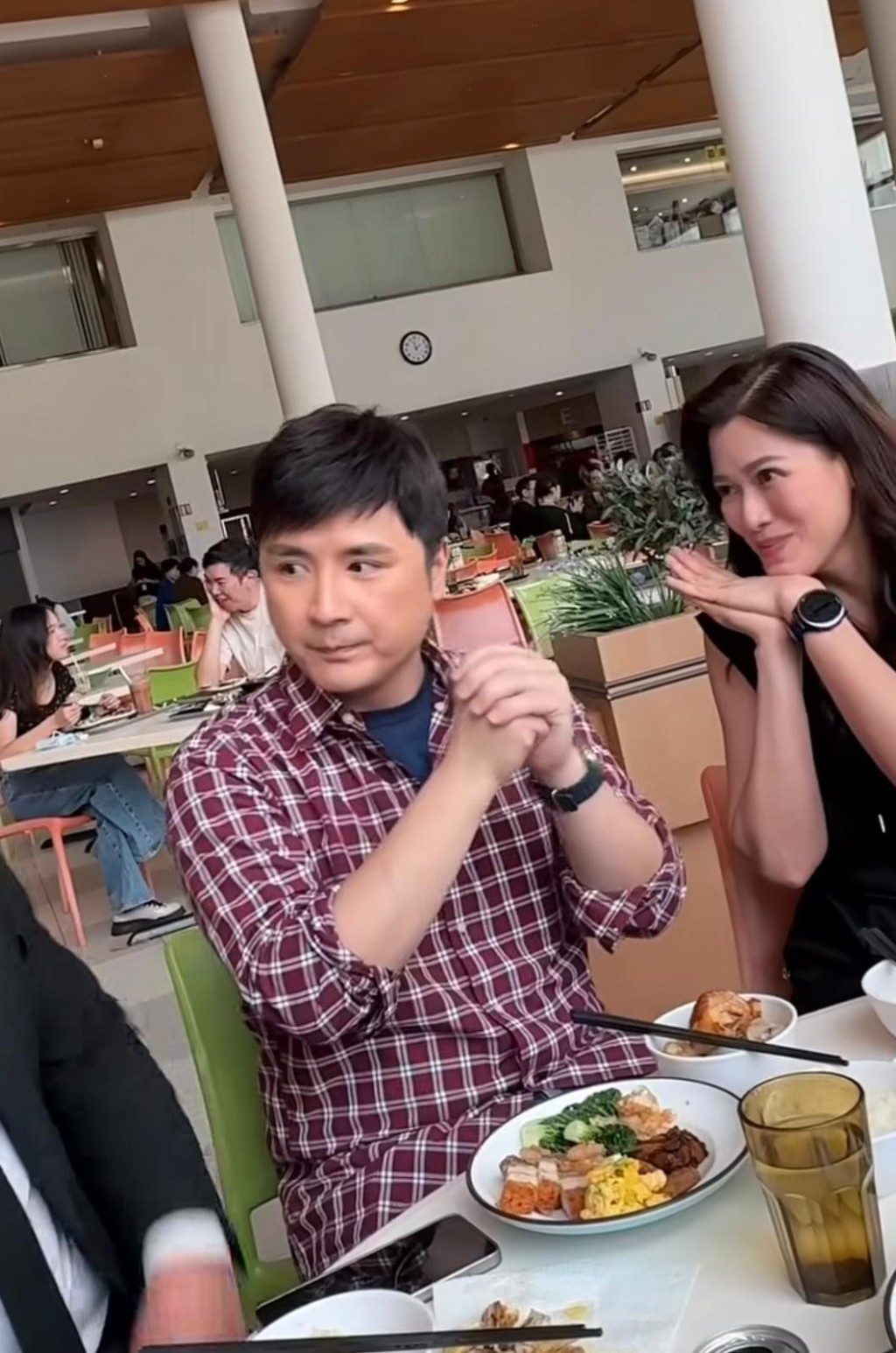 樊亦敏恭賀李泳豪YouTube頻道突破十萬訂閱。 樊亦敏恭賀李泳豪YouTube頻道突破十萬訂閱。