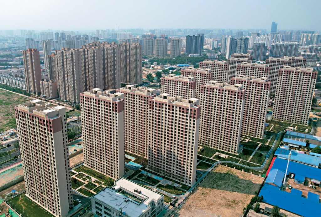 国务院日前颁布文件，明确提出一系列老旧住房改造目标，加快城市活化。