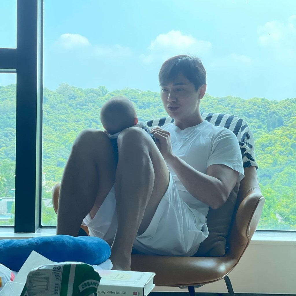 Fred讚Asher是個開心寶寶,一起身就笑,少喊少扭計。