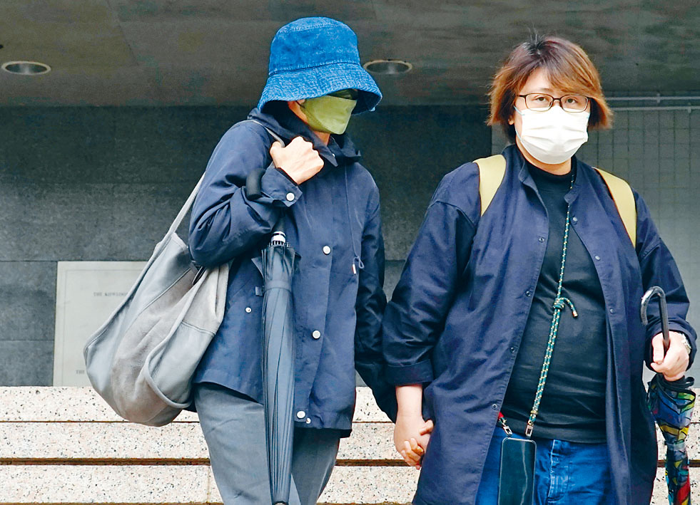 紅館演唱會墜屏事故，藝能工程3名職員繼續保釋。圖左為被告吳凱瑩。