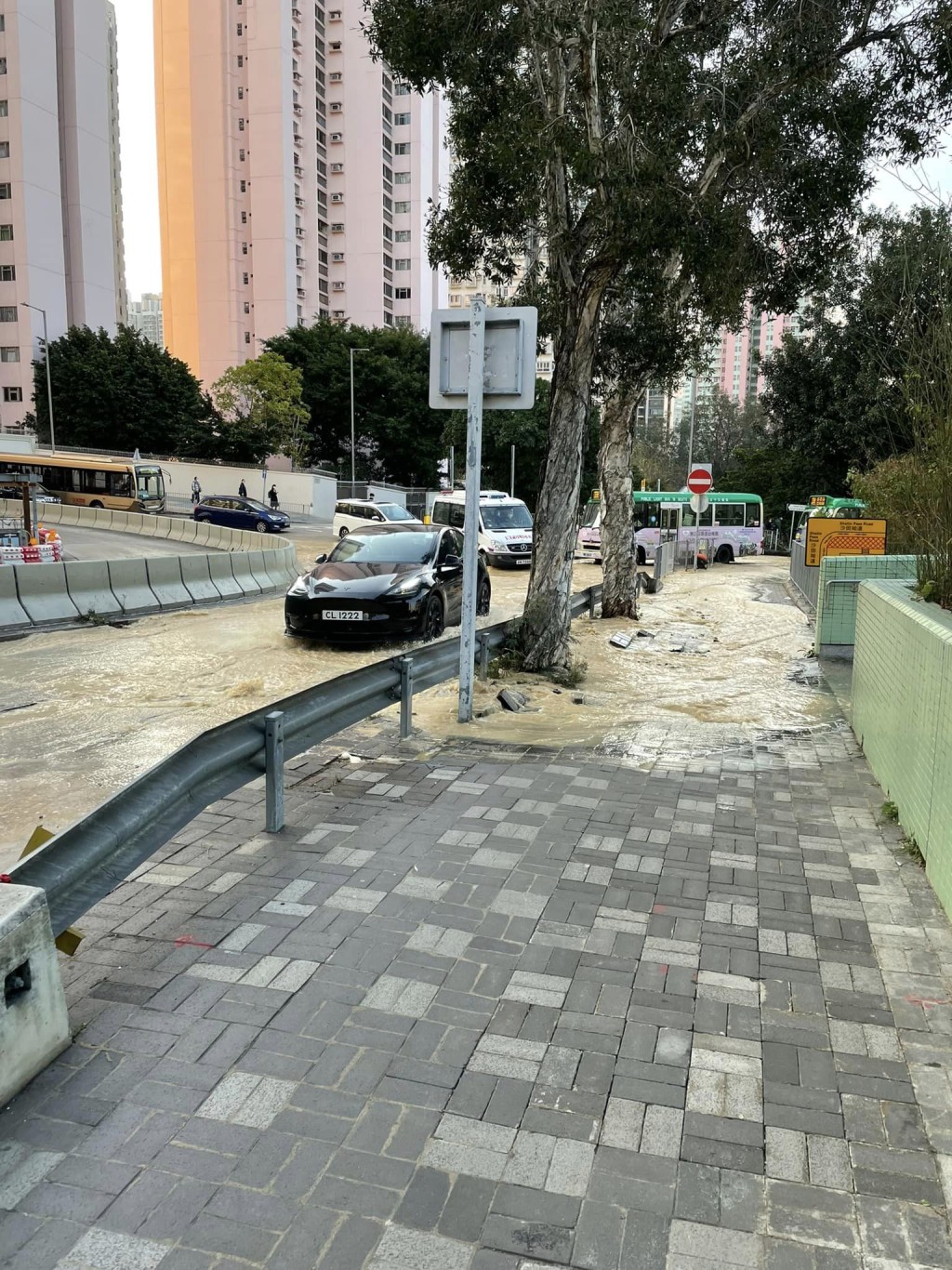 黃泥水湧出馬路，路磚被沖開。黃大仙區友FB