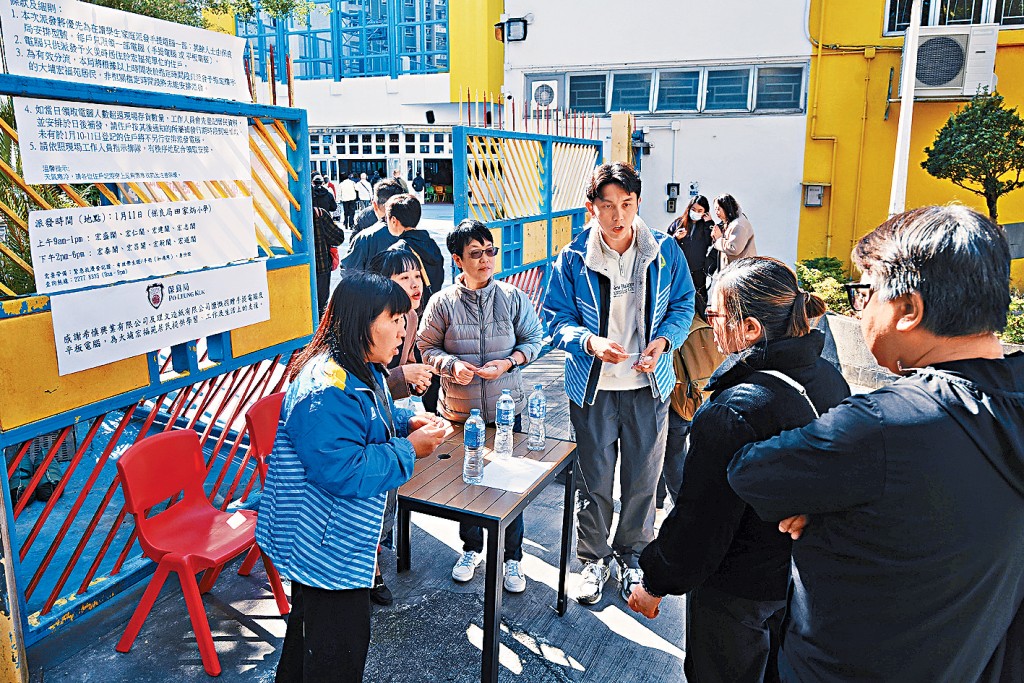 主辦單位昨午2時派籌，約有100人前來領取電腦或平板電腦。