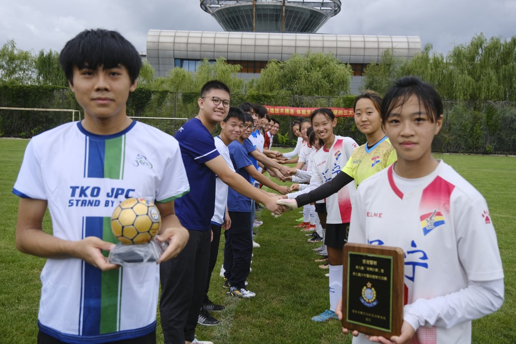 少訊們親身見證當地運動健將的拼搏精神，並與遼寧女子足球隊進行了一場友賽。