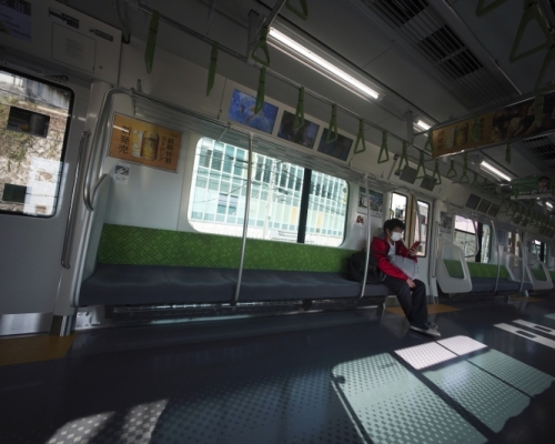 日本昨天緊急事態宣言生效後,東京的列車變得非常冷清。AP圖