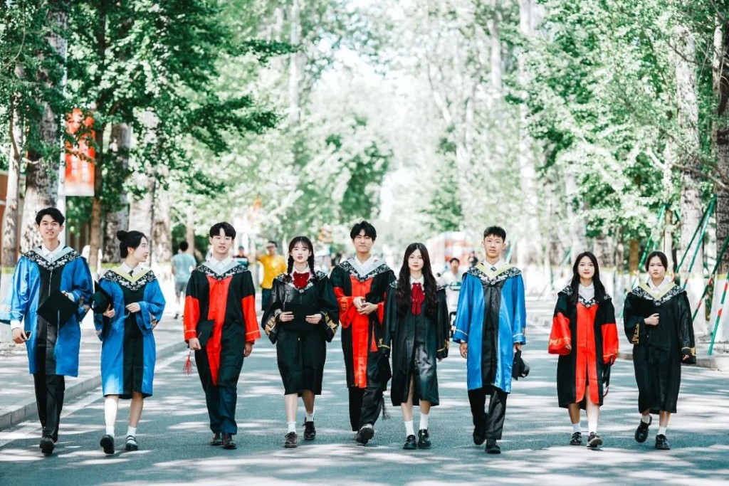 北京科技大学准备了专属学位服供毕业生免费使用。学士、硕士、博士学位服分别以黑色、蓝色、红色为底色。