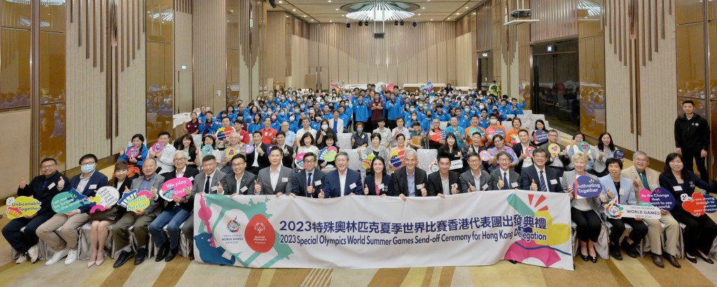政务司副司长卓永兴（前排左十）与嘉宾和运动员代表大合照。（政府新闻处）