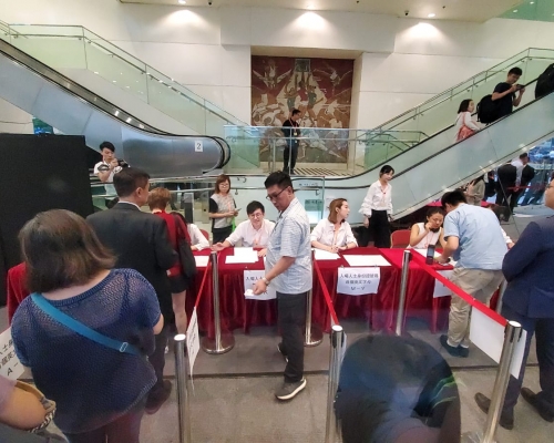 市民排隊進場