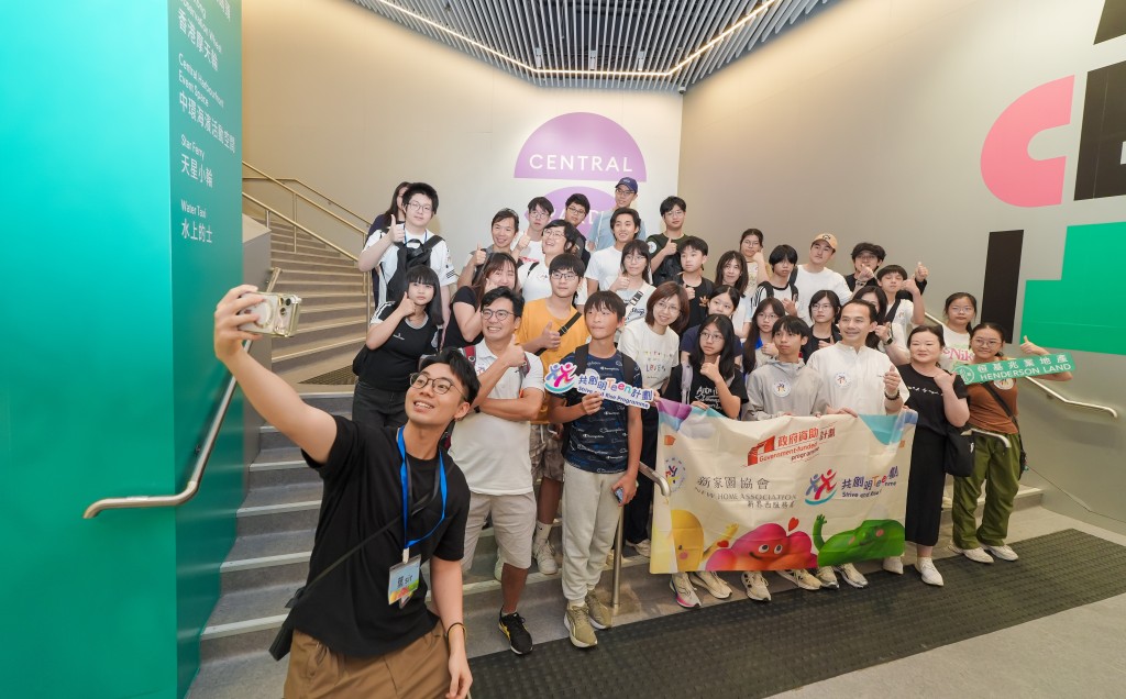 「共創明『Teen』計劃」友師及學員在專人帶領下參觀Central Yards臨時行人通道，了解其設計特色及藝術元素。
