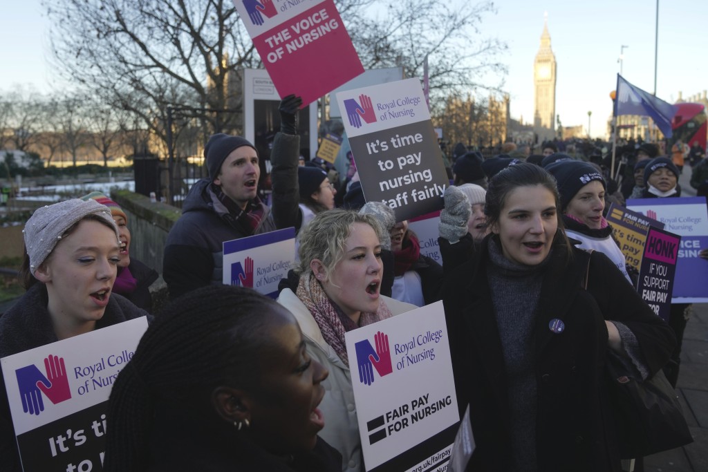 罢工护士参加了伦敦圣托马斯医院外的抗议活动，预计公共服务人员将罢工一个月。AP