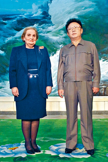 奧爾布賴特二○○○年在平壤與金正日合照。