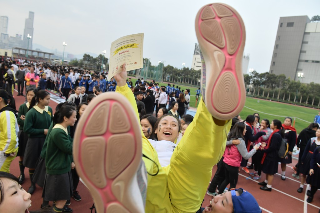 陈佩琦以往就读德望学校时，已在学界比赛成为女飞人。