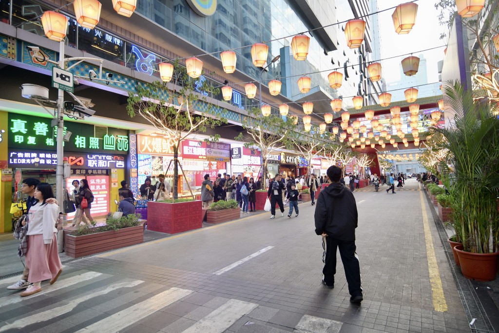 每星期有數以萬計港人北上消費。《星島》資料圖片