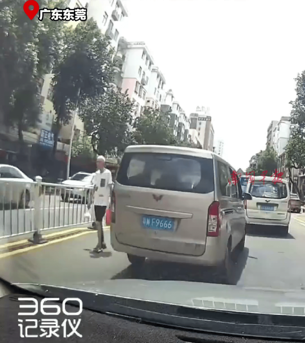 剛好有一名路人經過路陷的路面。