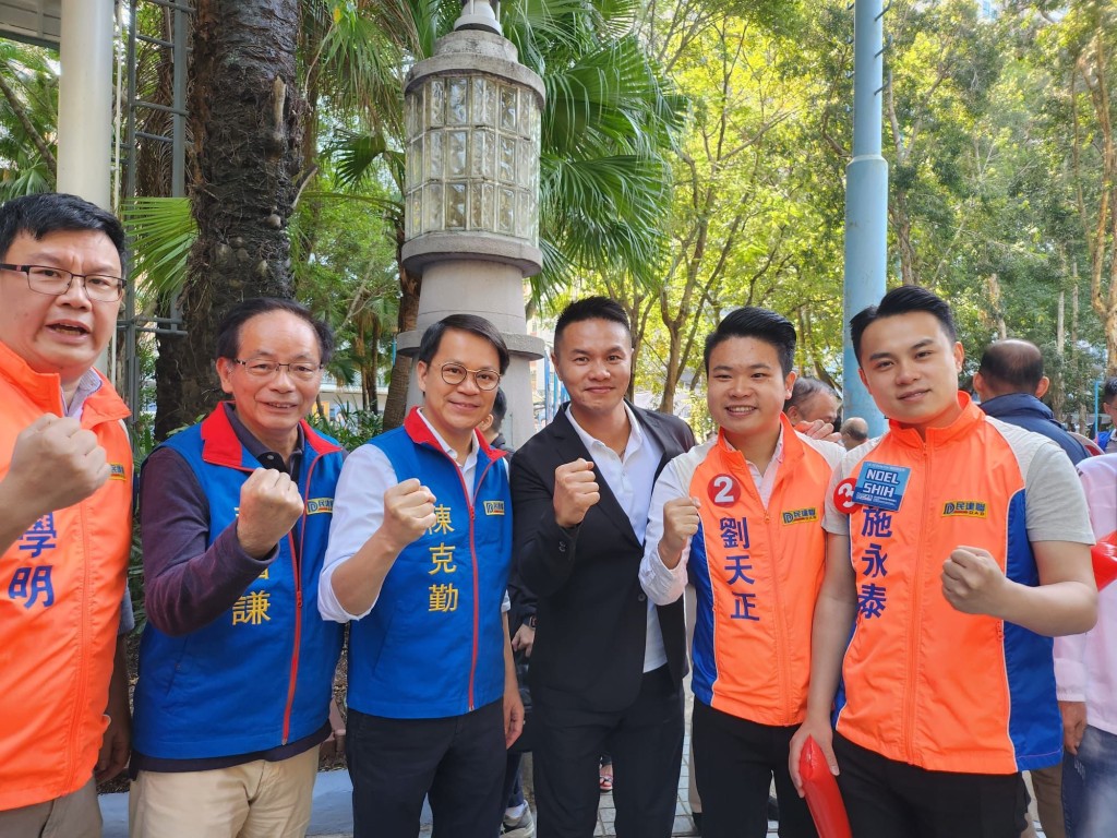 党主席陈克勤（左三）回应近日坊间称「民建联够票」的言论，强调有关言论只属谣言，并不是真实情况。