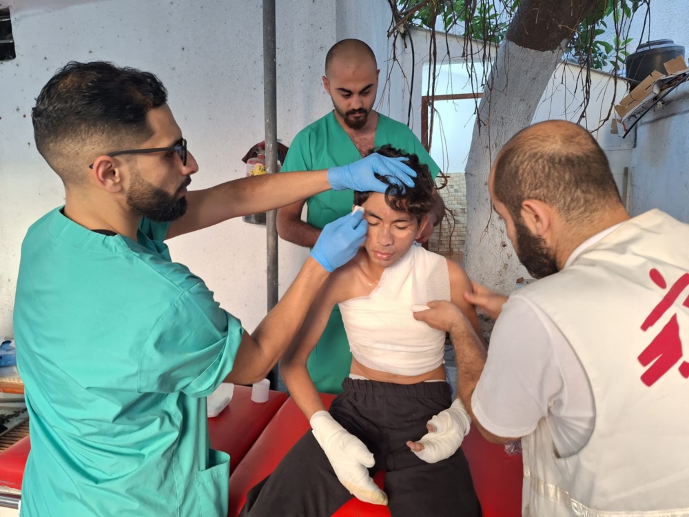 無國界醫生團隊治療一名因空襲而受傷的男孩。©無國界醫生