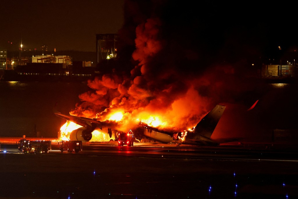 起火的日航客机完全焚毁。路透社图片