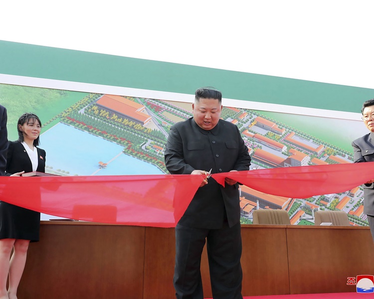 金正恩出席順天磷肥工廠的竣工儀式。AP